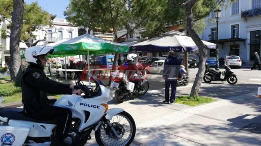 Κορωνοϊός: Αστυνομικοί απομακρύνουν ηλικιωμένους από πλατείες στην Πάτρα - Δείτε βίντεο και φωτογραφίες