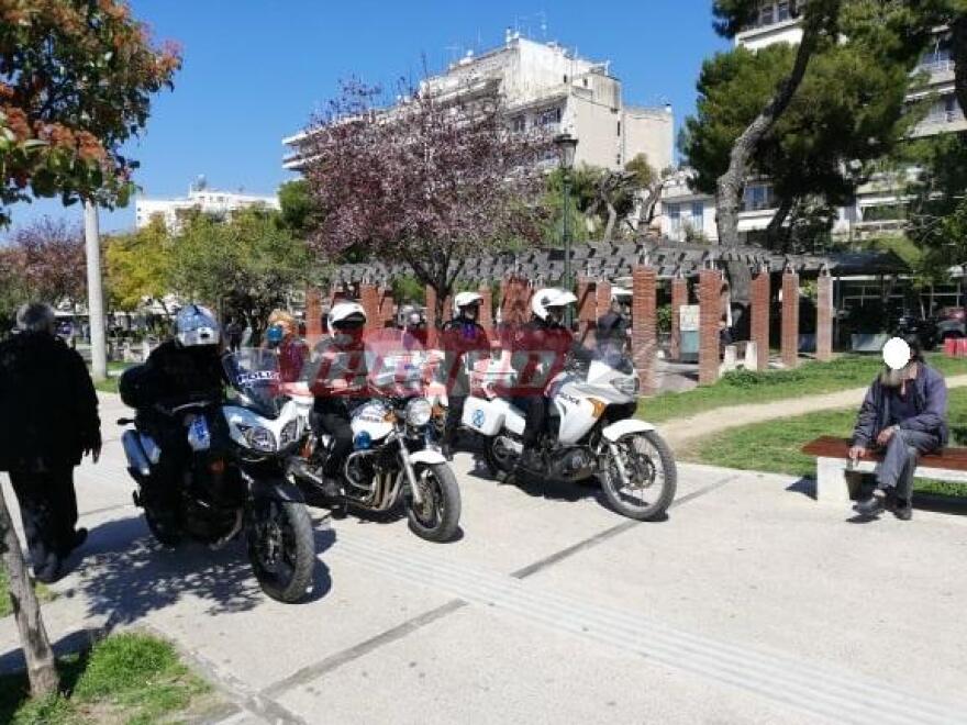 Κορωνοϊός: Αστυνομικοί απομακρύνουν ηλικιωμένους από πλατείες στην Πάτρα - Δείτε βίντεο και φωτογραφίες