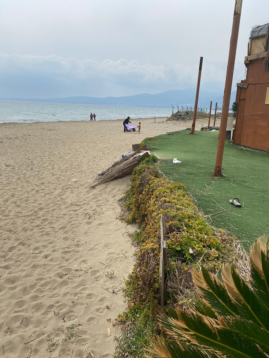  Καιρός και προειδοποιήσεις για κορωνοϊό άδειασαν τις παραλίες