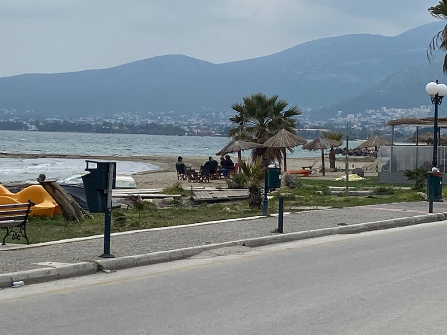  Καιρός και προειδοποιήσεις για κορωνοϊό άδειασαν τις παραλίες