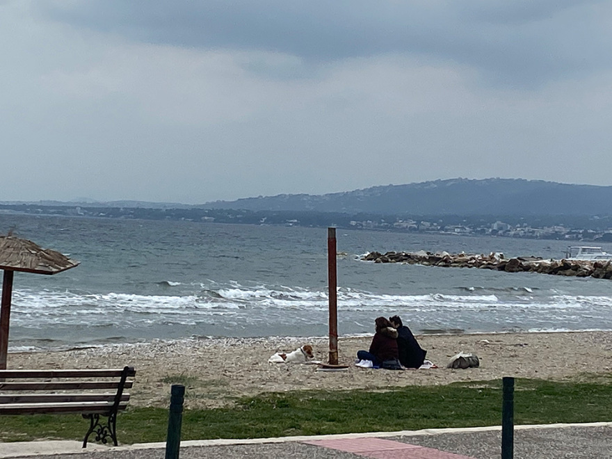  Καιρός και προειδοποιήσεις για κορωνοϊό άδειασαν τις παραλίες