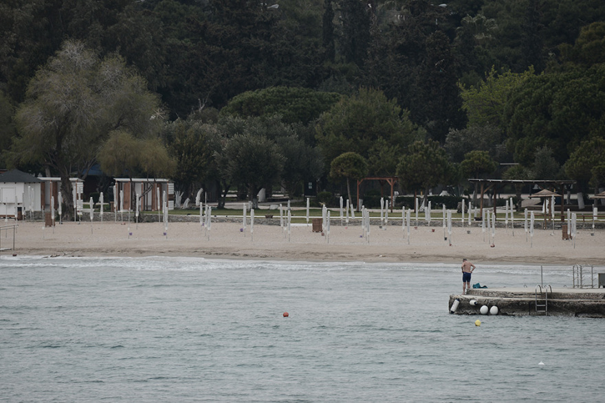 Καιρός και προειδοποιήσεις για κορωνοϊό άδειασαν τις παραλίες