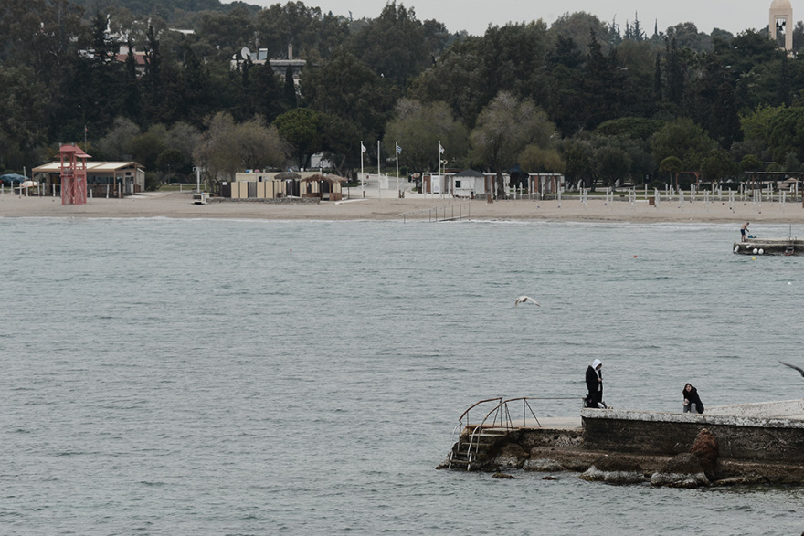  Καιρός και προειδοποιήσεις για κορωνοϊό άδειασαν τις παραλίες