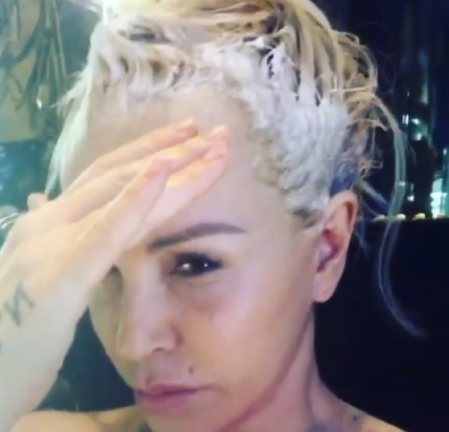 Κορωνοϊός: Η Νατάσα Καλογρίδη βάφει μόνη τα μαλλιά της και το μοιράζεται με τους followers της 