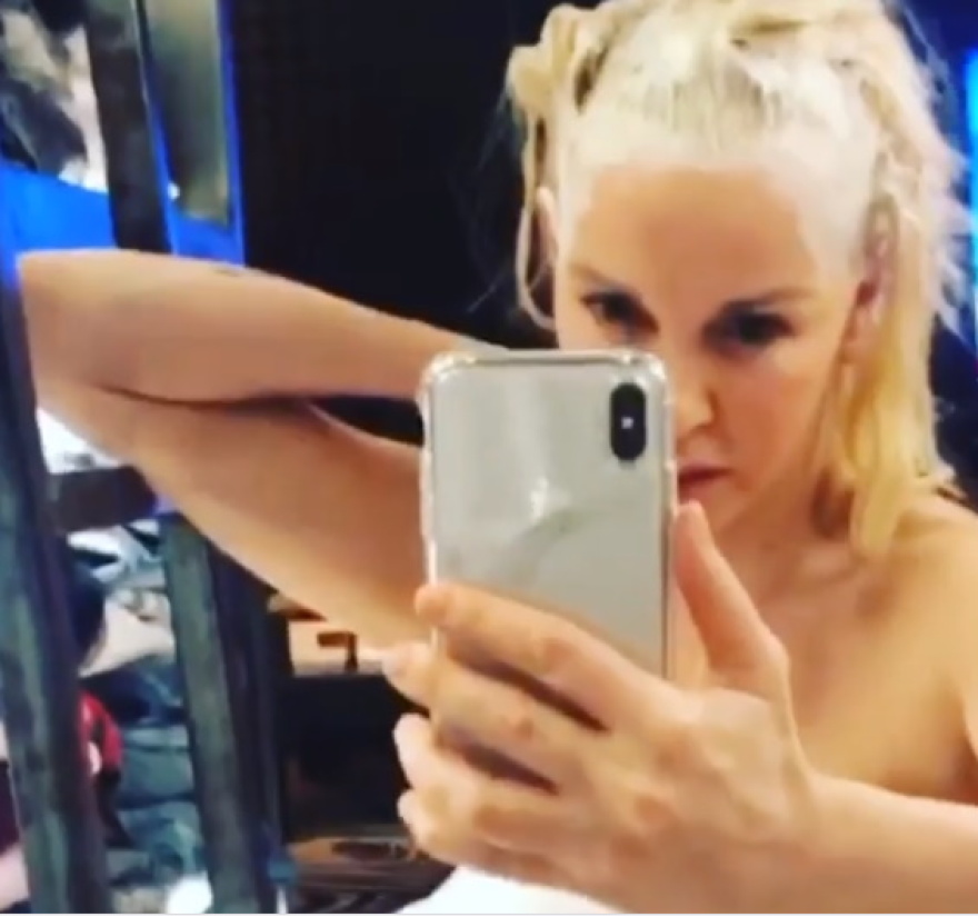 Κορωνοϊός: Η Νατάσα Καλογρίδη βάφει μόνη τα μαλλιά της και το μοιράζεται με τους followers της 