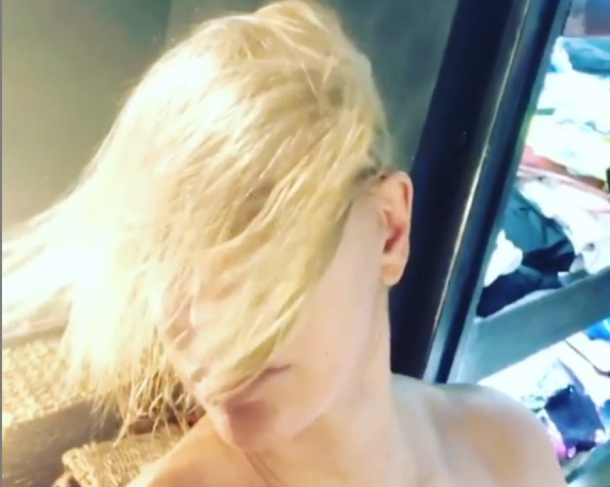 Κορωνοϊός: Η Νατάσα Καλογρίδη βάφει μόνη τα μαλλιά της και το μοιράζεται με τους followers της 