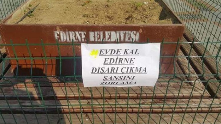 Κορωνοϊός: Περιέφραξαν τα… παγκάκια στην Τουρκία