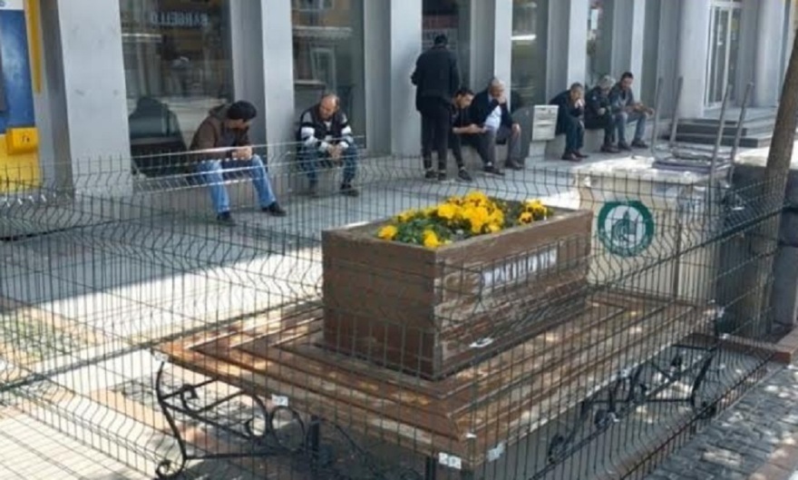 Κορωνοϊός: Περιέφραξαν τα… παγκάκια στην Τουρκία