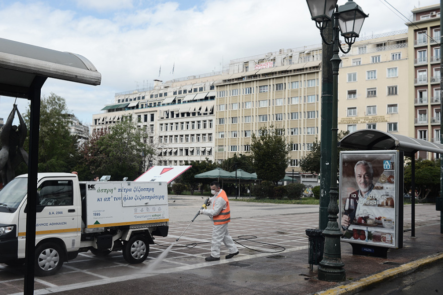 Κορωνοϊός: Συνεργεία ψεκάζουν σε όλο το κέντρο της Αθήνας για απολύμανση - Δείτε φωτογραφίες