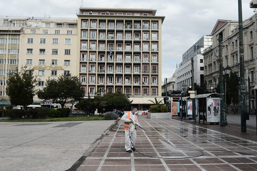 Κορωνοϊός: Συνεργεία ψεκάζουν σε όλο το κέντρο της Αθήνας για απολύμανση - Δείτε φωτογραφίες