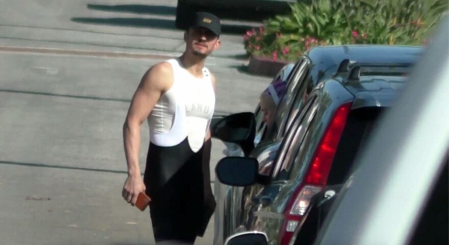 Ορλάντο Μπλουμ - Κέιτι Πέρι: Από την καραντίνα στο βενζινάδικο και ένα φιλί στο στόμα  