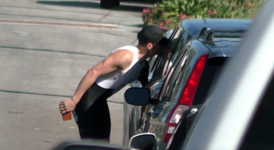 Ορλάντο Μπλουμ - Κέιτι Πέρι: Από την καραντίνα στο βενζινάδικο και ένα φιλί στο στόμα  