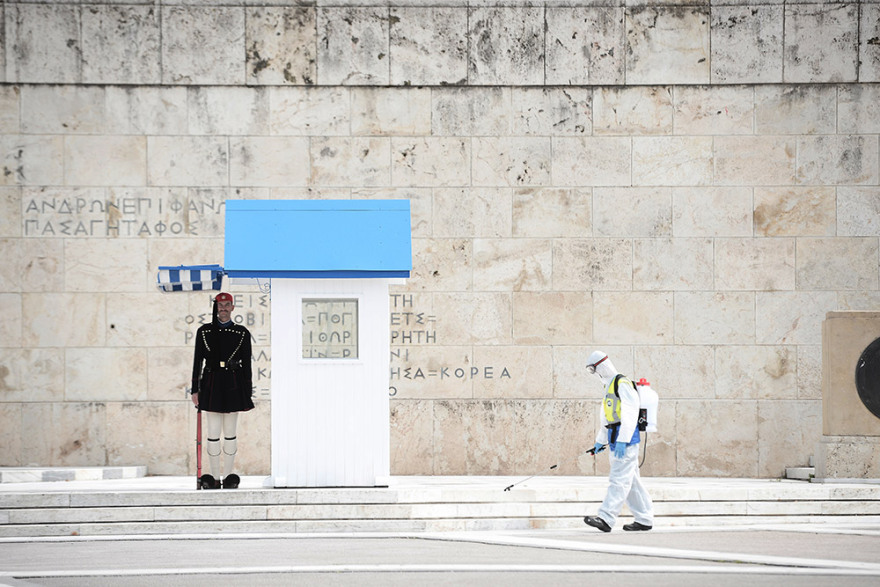 Κορωνοϊός: Συνεργεία ψεκάζουν σε όλο το κέντρο της Αθήνας για απολύμανση - Δείτε φωτογραφίες