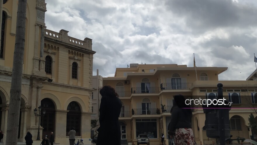 Κορωνοϊός - Ηράκλειο: Προσευχή έξω από τον Άγιο Μηνά και... τήρηση των αποστάσεων