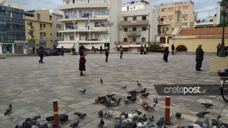 Κορωνοϊός - Ηράκλειο: Προσευχή έξω από τον Άγιο Μηνά και... τήρηση των αποστάσεων