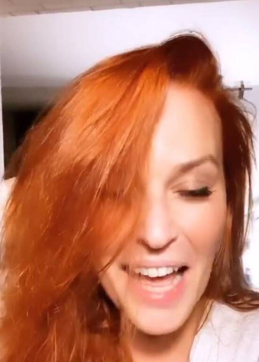 H Σίσσυ Χρηστίδου έβαψε μόνη της τα μαλλιά της για πρώτη φορά