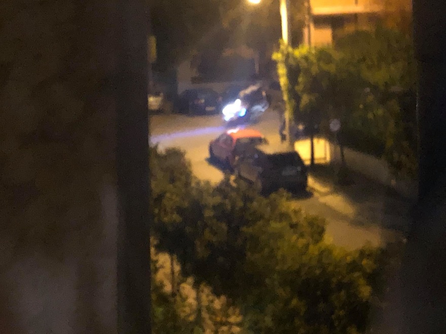 Απαγόρευση κυκλοφορίας - Παλαιό Φάληρο: Αγνόησαν τα μέτρα και βγήκαν να παίξουν ξύλο στη μέση του δρόμου!