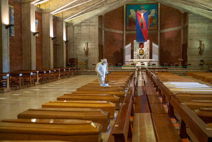 Κορωνοϊός - Ιταλία: Εκκλησία γεμάτη φέρετρα στο Μπέργκαμο - Συγκλονιστικές εικόνες