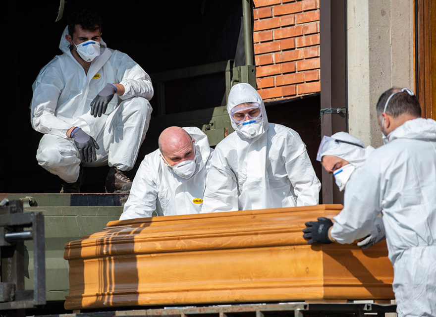 Κορωνοϊός - Ιταλία: Εκκλησία γεμάτη φέρετρα στο Μπέργκαμο - Συγκλονιστικές εικόνες