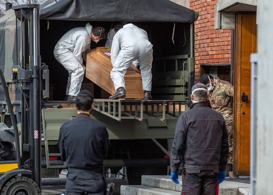 Κορωνοϊός - Ιταλία: Εκκλησία γεμάτη φέρετρα στο Μπέργκαμο - Συγκλονιστικές εικόνες