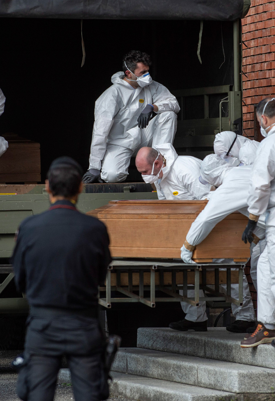 Κορωνοϊός - Ιταλία: Εκκλησία γεμάτη φέρετρα στο Μπέργκαμο - Συγκλονιστικές εικόνες