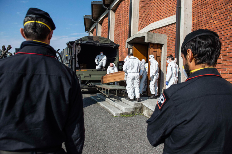 Κορωνοϊός - Ιταλία: Εκκλησία γεμάτη φέρετρα στο Μπέργκαμο - Συγκλονιστικές εικόνες