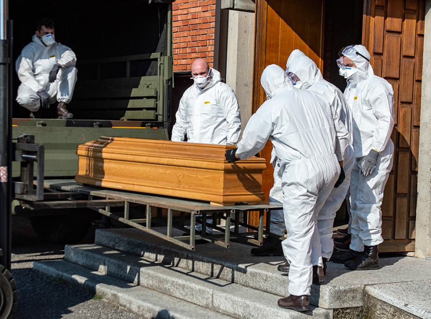 Κορωνοϊός - Ιταλία: Εκκλησία γεμάτη φέρετρα στο Μπέργκαμο - Συγκλονιστικές εικόνες