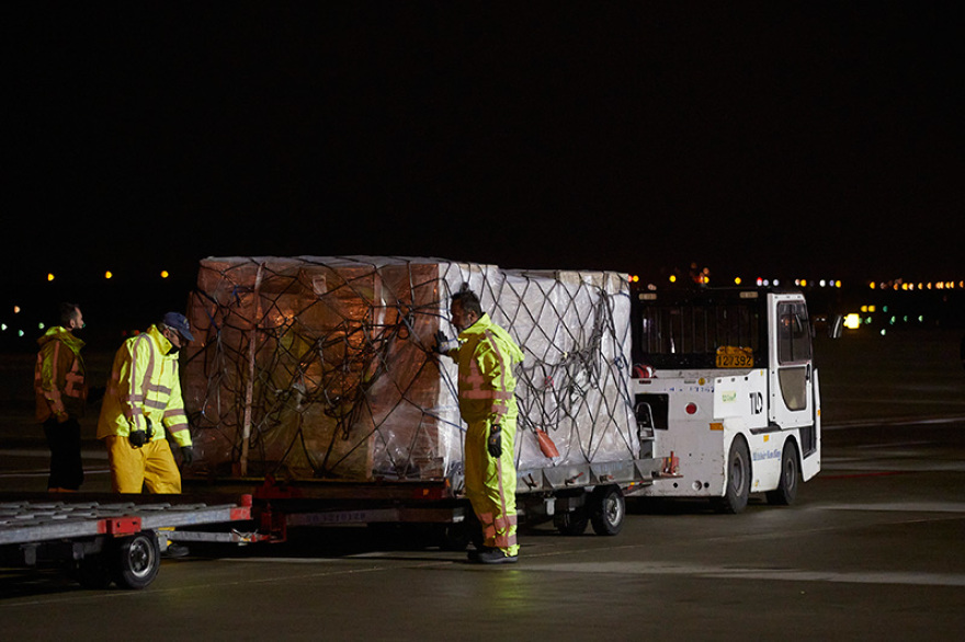 Κορωνοϊός: 11 τόνοι υγειονομικού υλικού από τα Ηνωμένα Αραβικά Εμιράτα στην Ελλάδα