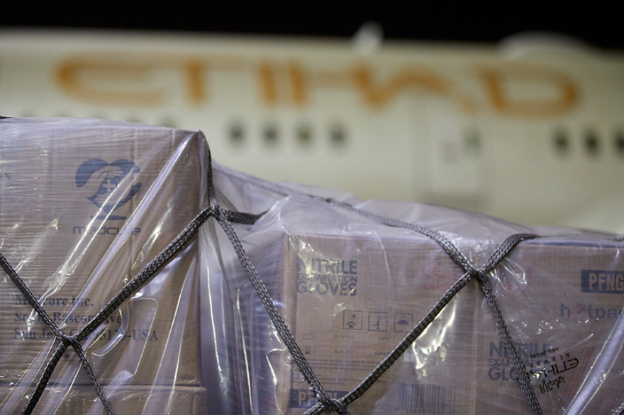 Κορωνοϊός: 11 τόνοι υγειονομικού υλικού από τα Ηνωμένα Αραβικά Εμιράτα στην Ελλάδα