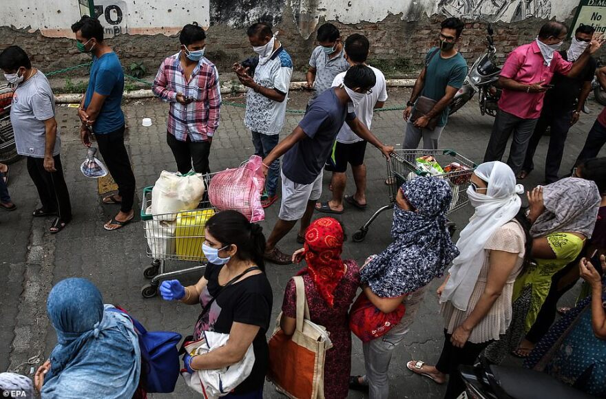 Κορωνοϊός στην Ινδία: Ξύλο, «βαθιά καθίσματα» και απειλές με πυρά για να επιβληθεί η καραντίνα - Δείτε βίντεο