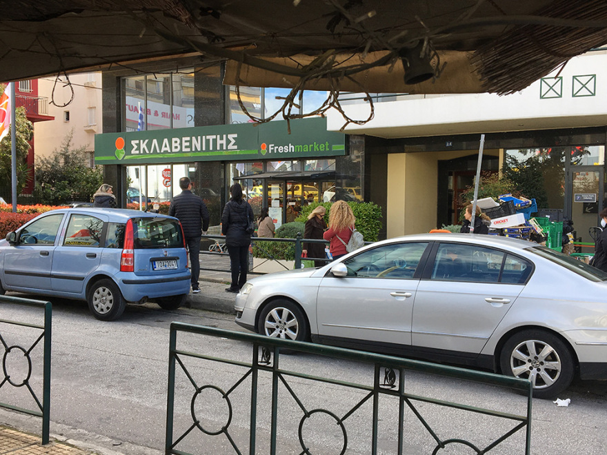 Κορωνοϊός: Τεράστιες ουρές στα σούπερ μάρκετ μετά το κλείσιμο της Κυριακής