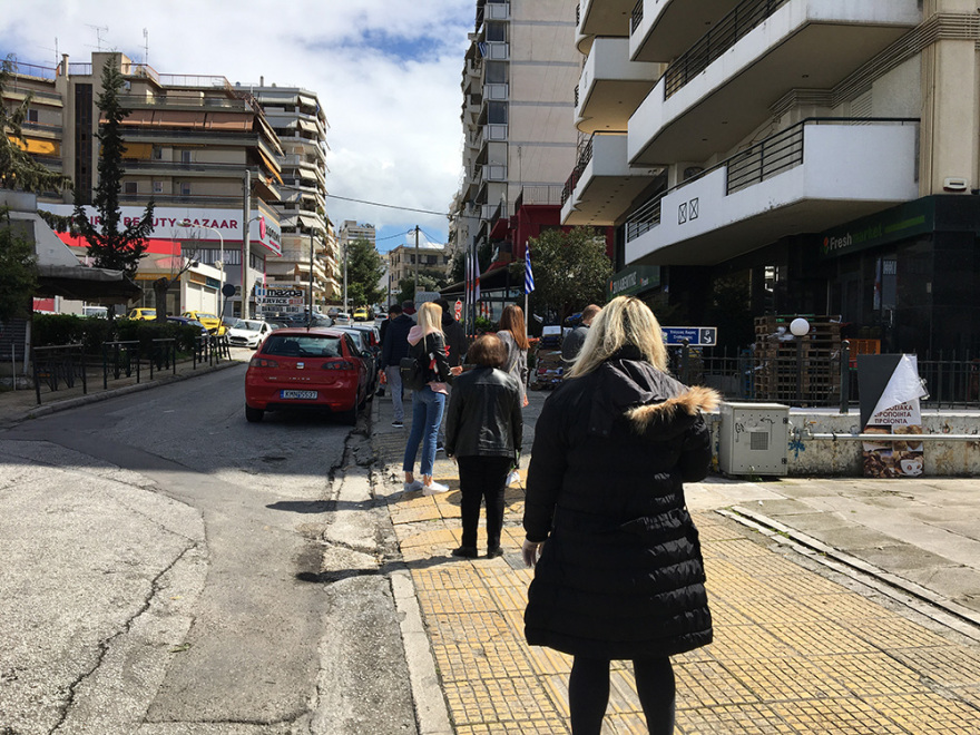 Κορωνοϊός: Τεράστιες ουρές στα σούπερ μάρκετ μετά το κλείσιμο της Κυριακής