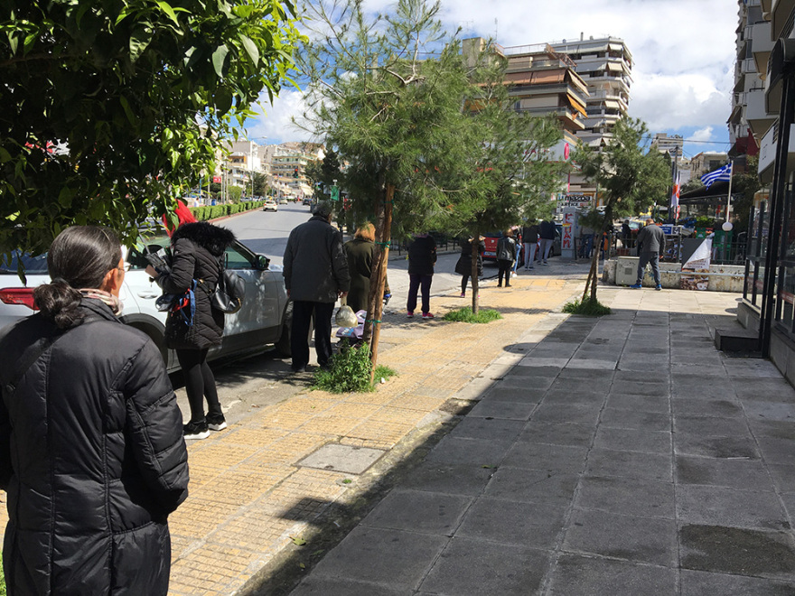 Κορωνοϊός: Τεράστιες ουρές στα σούπερ μάρκετ μετά το κλείσιμο της Κυριακής