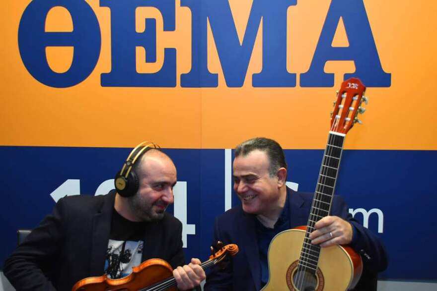 ΘΕΜΑ 104.6: Ο Μπάμπης Στόκας ερμηνεύει το νικητήριο τραγούδι από την εκπομπή «Μεταξύ σοβαρού κι αστείου»