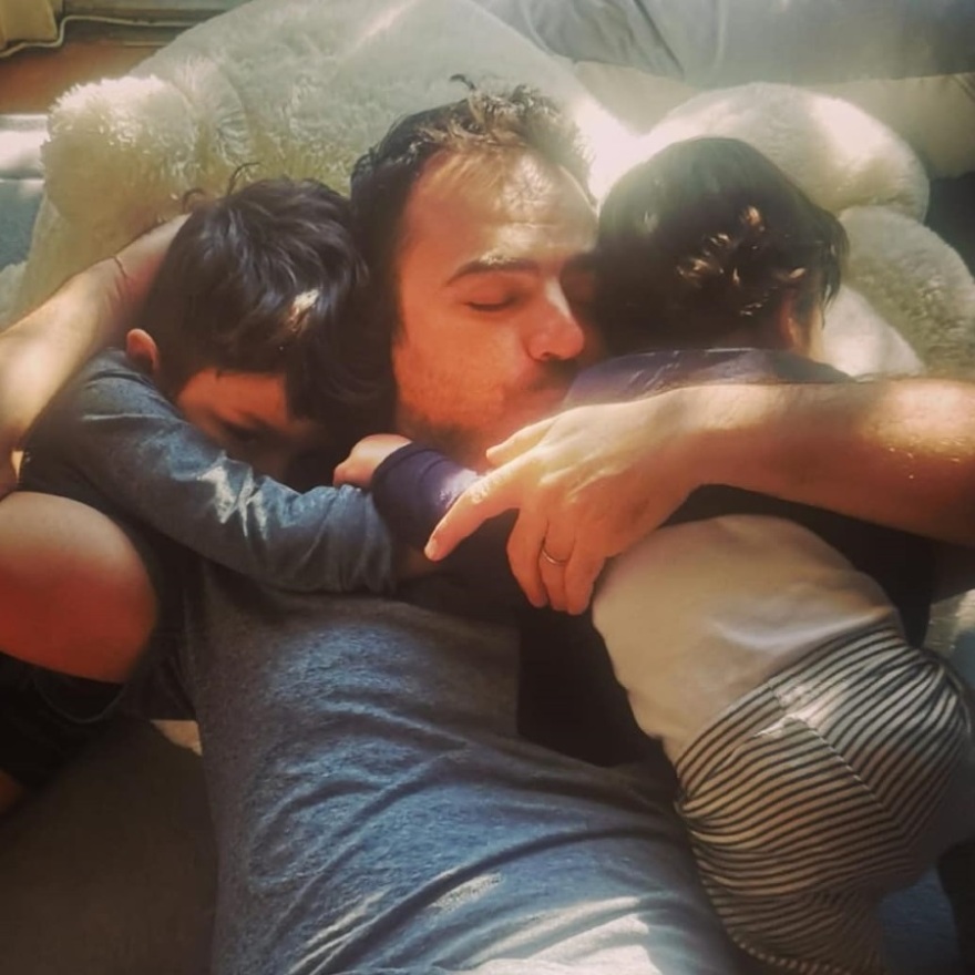 Η Κατερίνα Παπουτσάκη φωτογραφίζει τους τρεις άνδρες της ζωής της