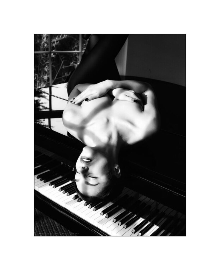 Η Κάτια Ταραμπανκό ποζάρει τόπλες πάνω σε πιάνο - Η νέα φωτογράφιση της νικήτριας του GNTM 