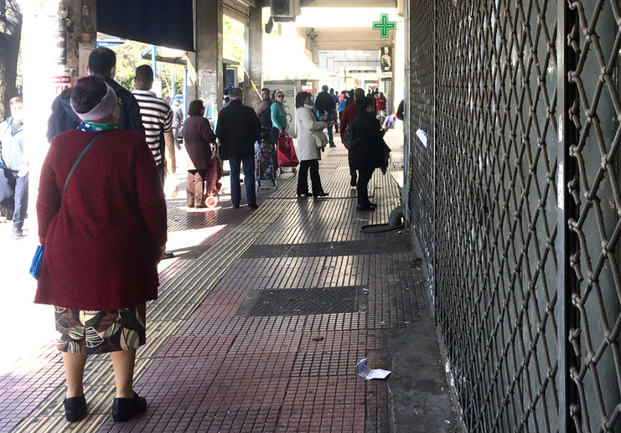 Κορωνοϊός: Τεράστιες ουρές στα σούπερ μάρκετ μετά το κλείσιμο της Κυριακής