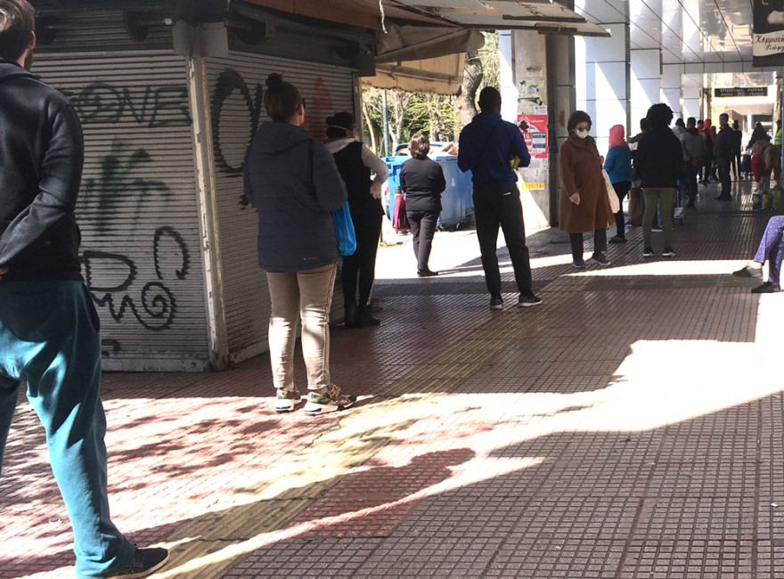 Κορωνοϊός: Τεράστιες ουρές στα σούπερ μάρκετ μετά το κλείσιμο της Κυριακής
