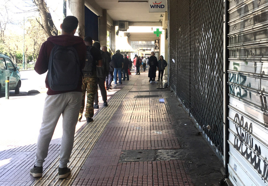 Κορωνοϊός: Τεράστιες ουρές στα σούπερ μάρκετ μετά το κλείσιμο της Κυριακής