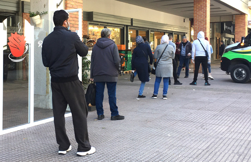 Κορωνοϊός: Τεράστιες ουρές στα σούπερ μάρκετ μετά το κλείσιμο της Κυριακής