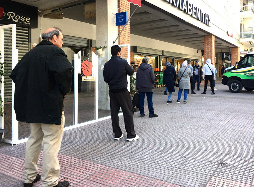 Κορωνοϊός: Τεράστιες ουρές στα σούπερ μάρκετ μετά το κλείσιμο της Κυριακής