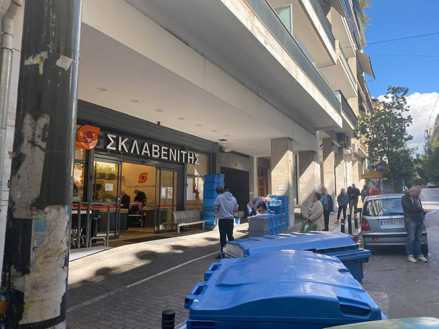 Κορωνοϊός: Τεράστιες ουρές στα σούπερ μάρκετ μετά το κλείσιμο της Κυριακής