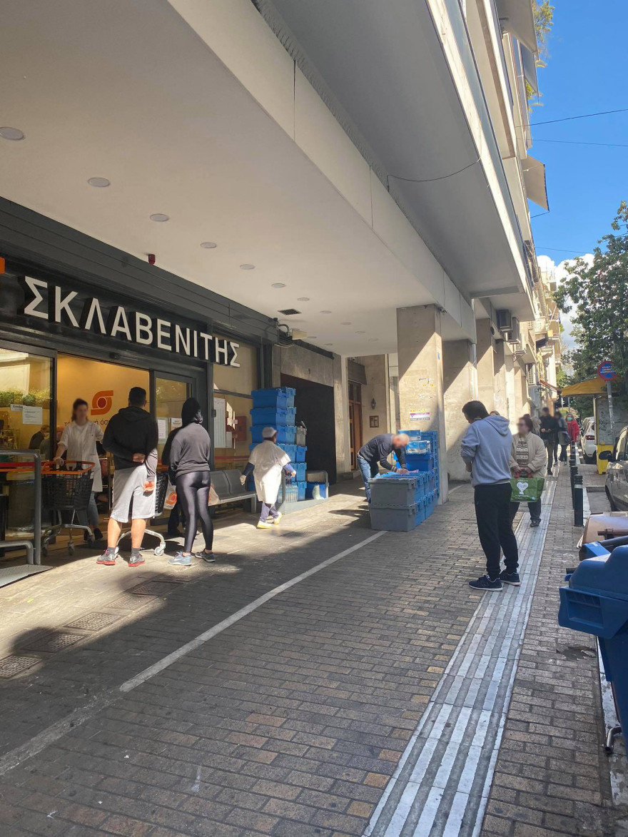 Κορωνοϊός: Τεράστιες ουρές στα σούπερ μάρκετ μετά το κλείσιμο της Κυριακής