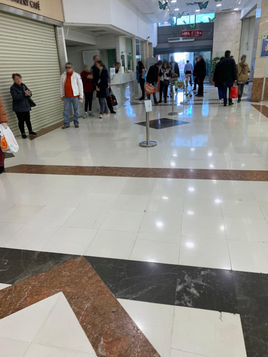 Κορωνοϊός: Τεράστιες ουρές στα σούπερ μάρκετ μετά το κλείσιμο της Κυριακής