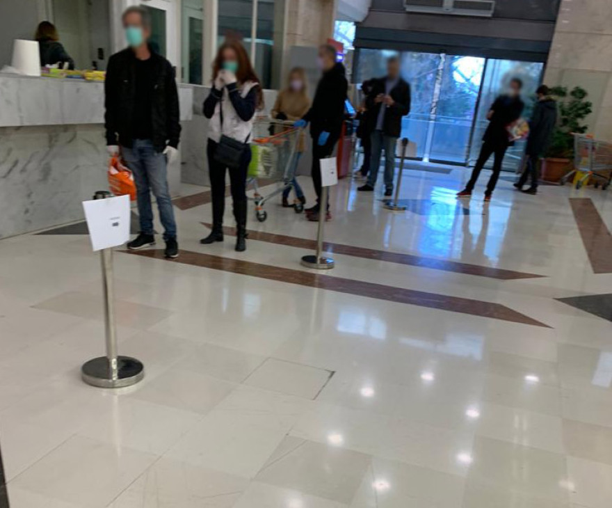 Κορωνοϊός: Τεράστιες ουρές στα σούπερ μάρκετ μετά το κλείσιμο της Κυριακής
