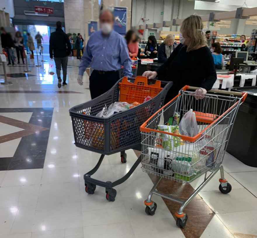 Κορωνοϊός: Τεράστιες ουρές στα σούπερ μάρκετ μετά το κλείσιμο της Κυριακής