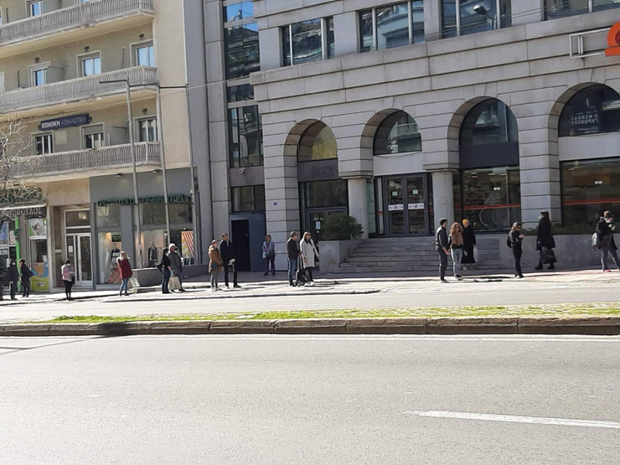 Κορωνοϊός: Τεράστιες ουρές στα σούπερ μάρκετ μετά το κλείσιμο της Κυριακής