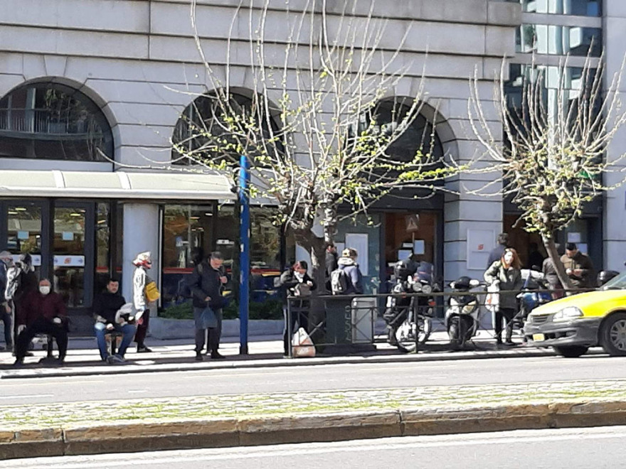 Κορωνοϊός: Τεράστιες ουρές στα σούπερ μάρκετ μετά το κλείσιμο της Κυριακής