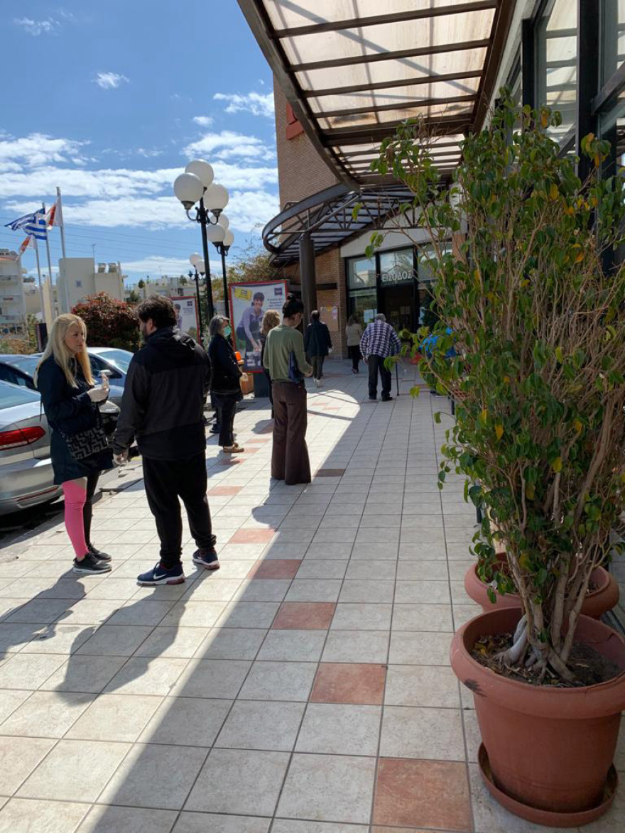 Κορωνοϊός: Τεράστιες ουρές στα σούπερ μάρκετ μετά το κλείσιμο της Κυριακής