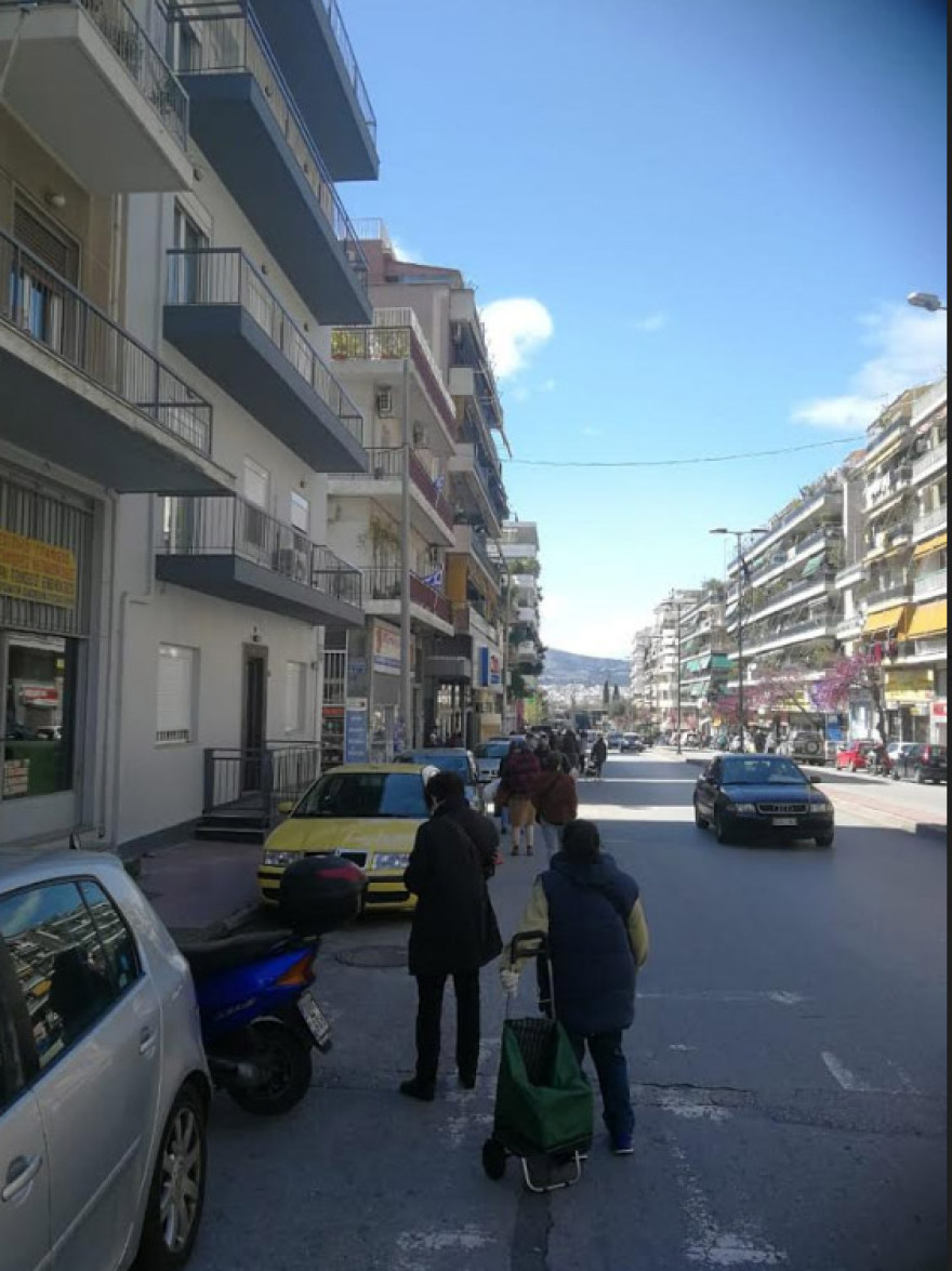 Κορωνοϊός: Τεράστιες ουρές στα σούπερ μάρκετ μετά το κλείσιμο της Κυριακής